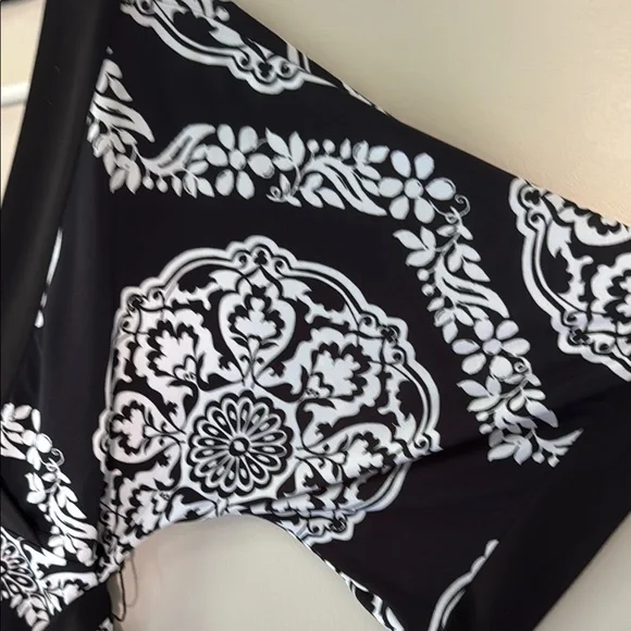 White Horse Black Market Elegant Black and White Women's Top - Picture 2 of 9